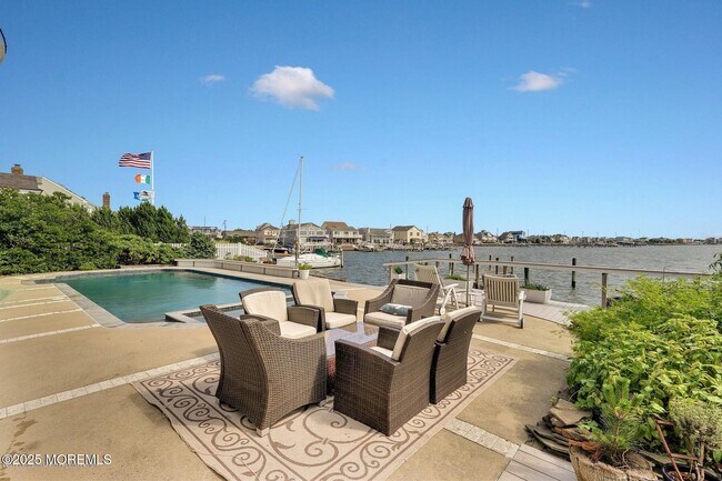 Building Photo - 323 Cove Dr