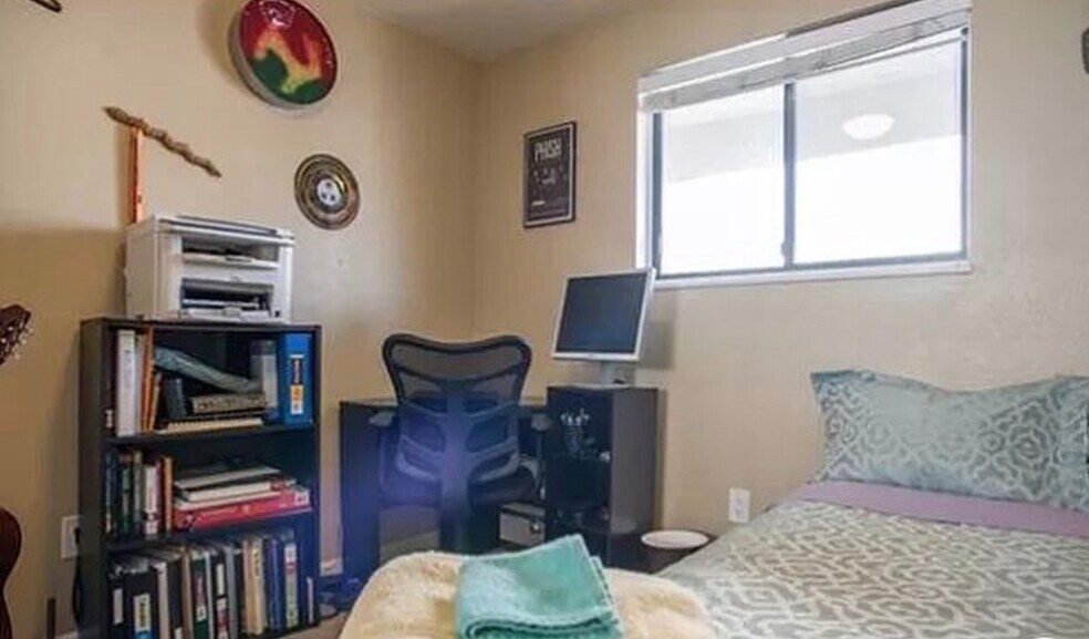 Second bedroom - 665 Manhattan Dr