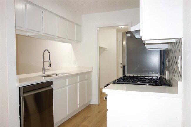 Building Photo - 1106 August Dr