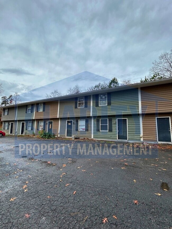 Building Photo - Two bedroom apartment! Great location!