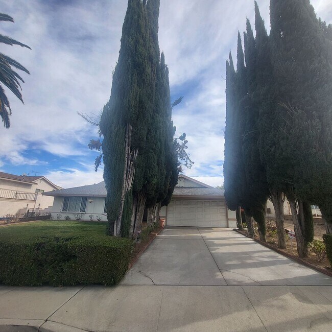 Building Photo - Lovely Pool Home In Loma Linda Community