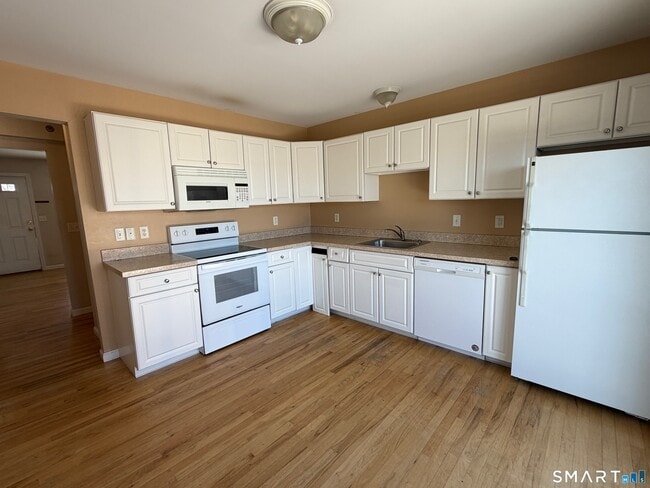 Building Photo - 108 Mohican Ave