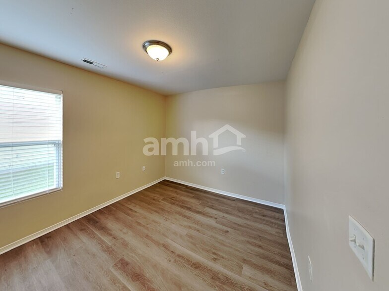 Building Photo - 10916 Thousand Oaks Dr