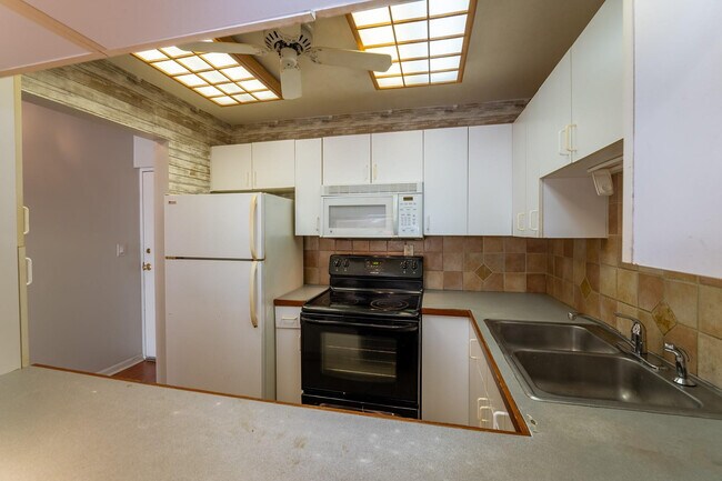 Building Photo - 5951 NE 14th Ln