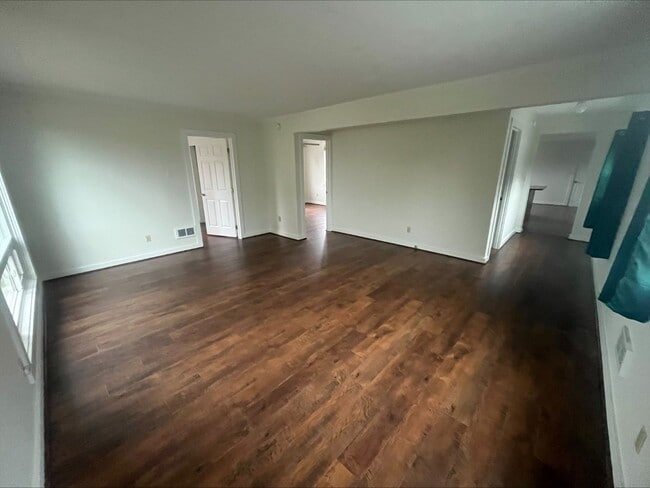 Building Photo - Charming home in a great neighborhood