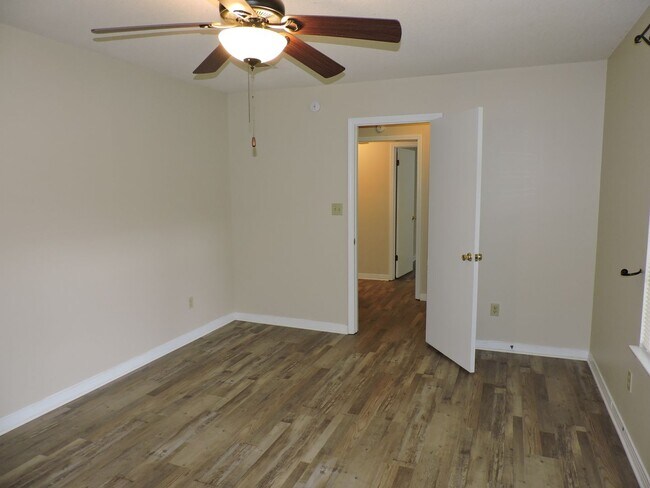 Building Photo - Great Northeast location!