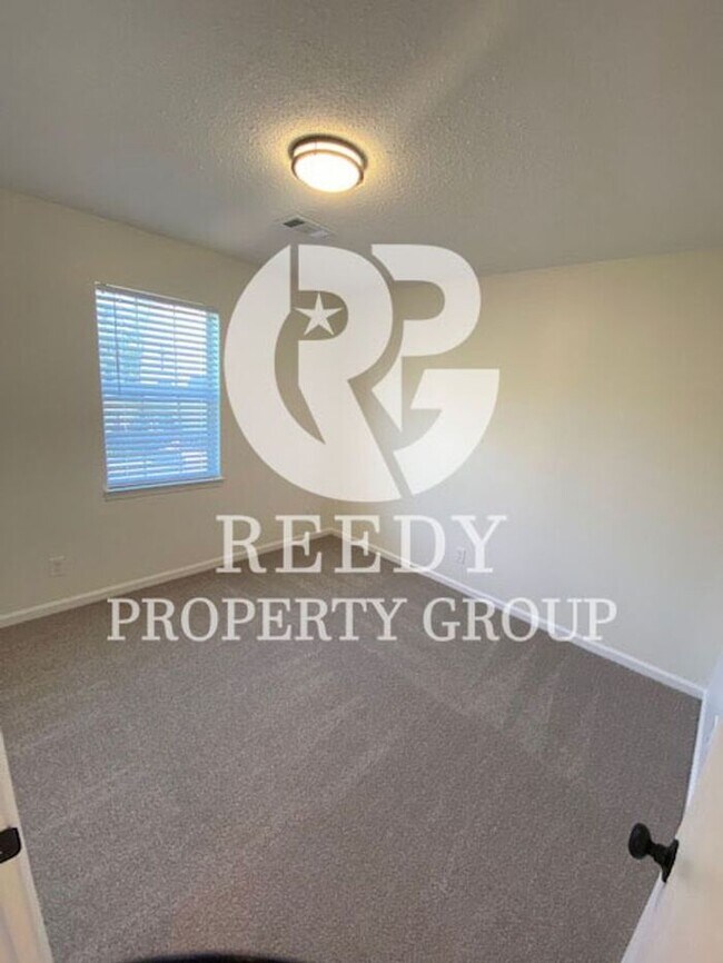 Building Photo - NEWLY UPDATED!! 2 Bedroom 1 Bathroom Townhome