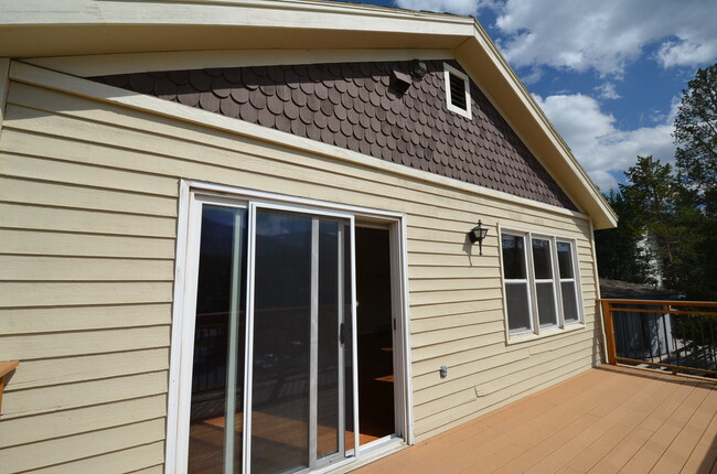 Building Photo - Great Location, Walk to Everything! Update...