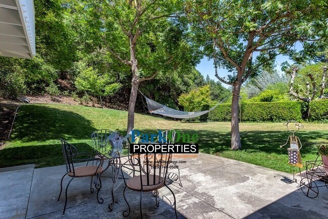 Building Photo - Amazing Moraga Home with incredible lot!
