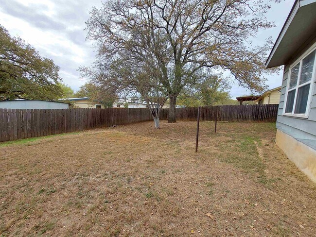 Building Photo - 404 Oakhill Dr
