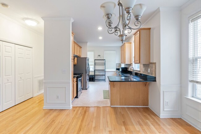 Building Photo - End Unit Townhome - 4 Bedrooms with First ...