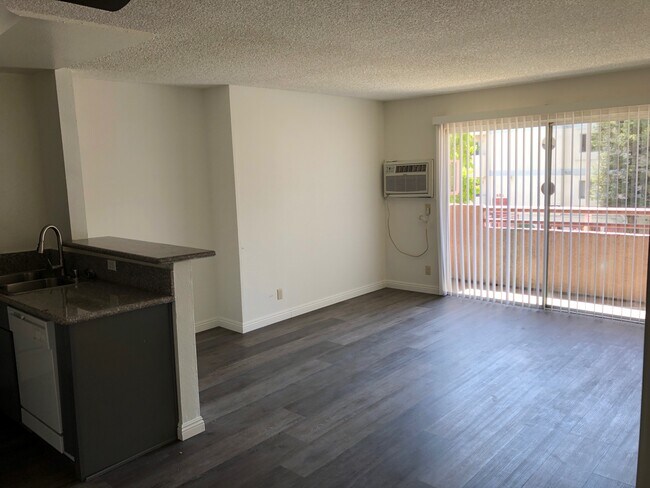 Primary Photo - 810 Fedora St