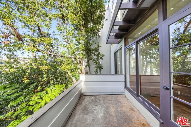 Building Photo - 1807 1/2 Edgecliffe Dr