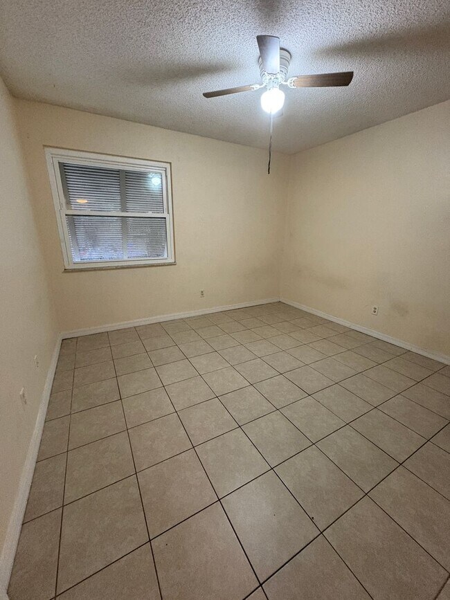 Building Photo - Top-Floor 2 Bed / 2 Bath Condo in Sought-A...
