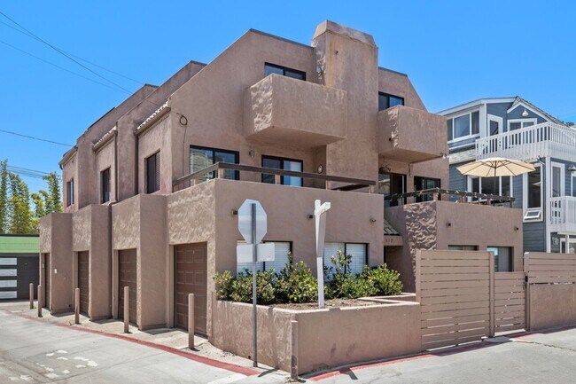Building Photo - Mission Beach. 3 bedroom, 2.5 bath, 2 car garage,