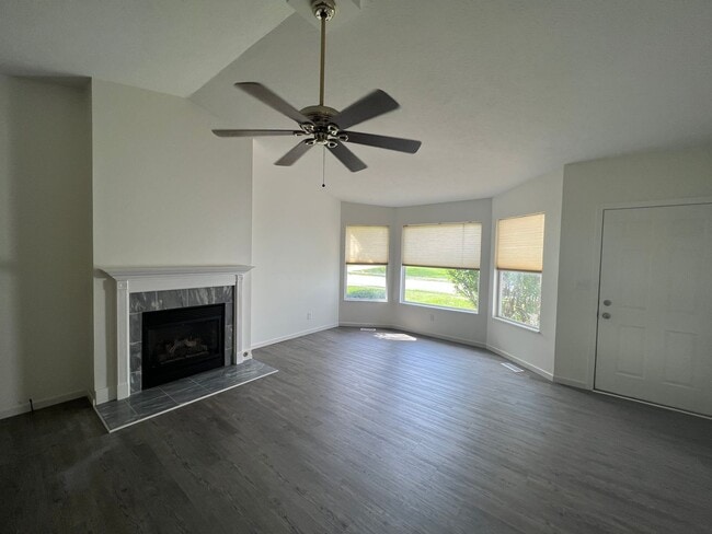 Building Photo - DEERFIELD SUBDIVISION MOVE IN READY! 3 Bedroom 2 Full Baths!