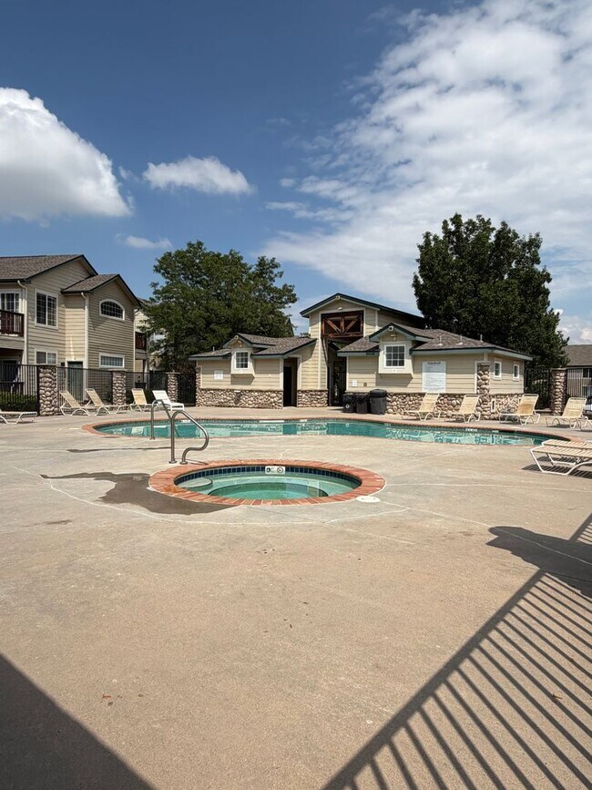 Building Photo - 850 S Overland Trail