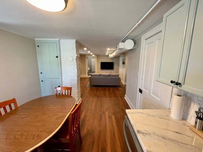 Building Photo - 160 1/2 W Mound St