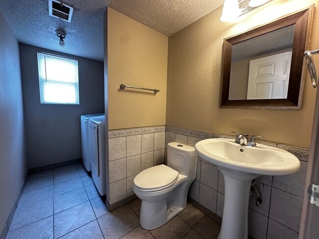Building Photo - 800 Halter Dr SW