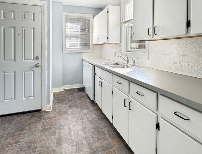 Building Photo - 750 Lake Dr SE