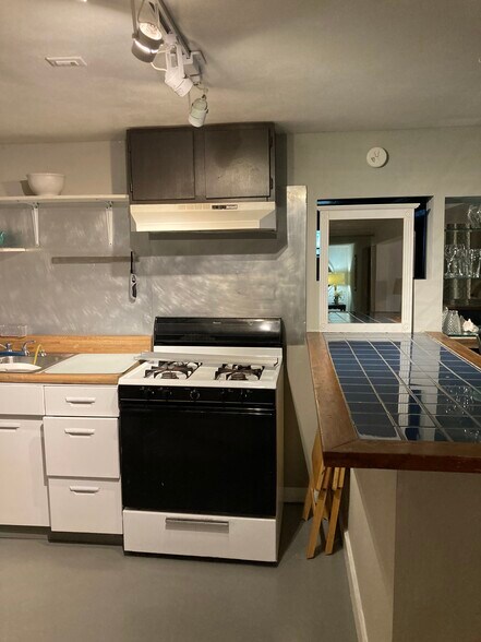 Easy Kitchen - 738 Kohnen Dr