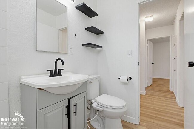 Building Photo - Bright and Inviting 2Bdm 1Ba Apartment in Escondido!
