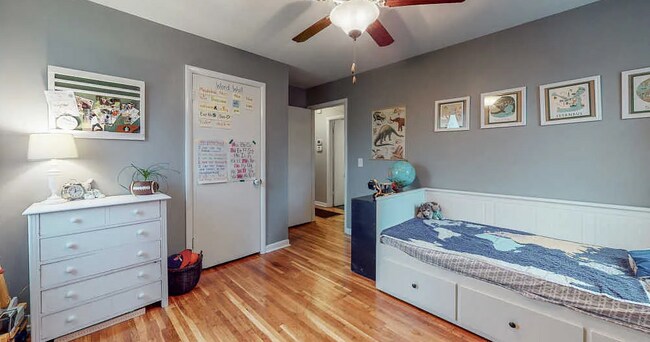 Building Photo - Available early Jan! 3bd/2bth w/fenced yard