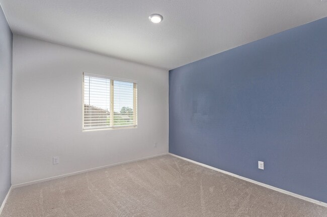 Building Photo - Stunning 2-Story with Modern Living in Flo...