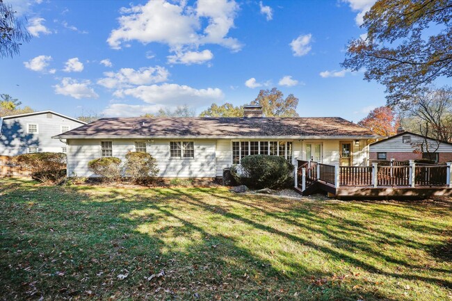 Building Photo - Great 5BR 3.5 Bath Home in Potomac!