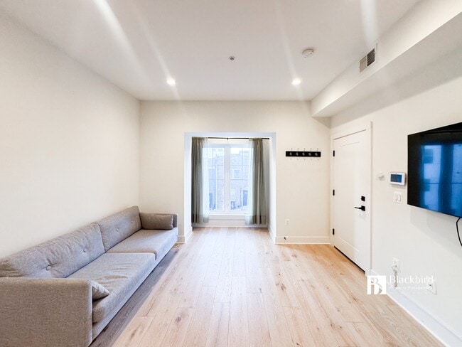 Building Photo - 1011 18th St NE