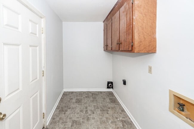 Building Photo - 2 Bedroom, 1.5 Bathroom Townhome - Summerville
