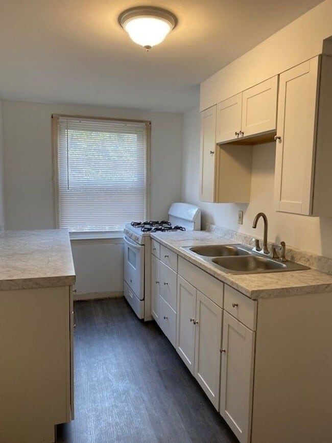 Building Photo - 2302 Kensington St