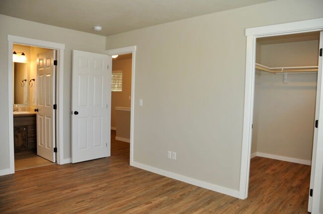 Building Photo - 3 bed 2.5 bath Townhouse