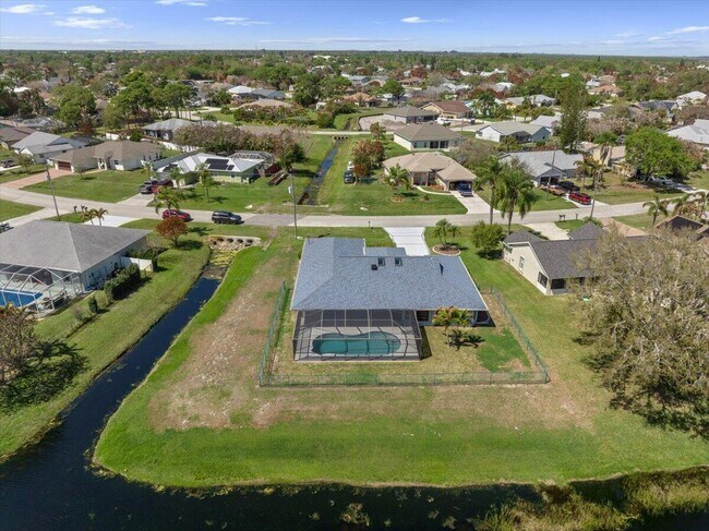 Building Photo - 1902 SE Gaskins Cir