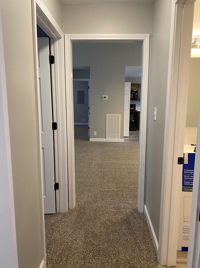 Building Photo - Newly remodeled 3 Bdr 2 Bath conveniently ...