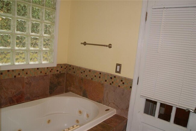 Building Photo - 4239 Glenforest Way