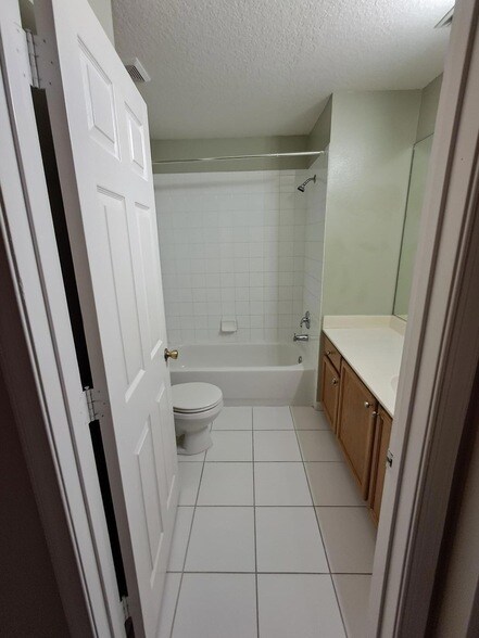 Building Photo - 9759 Lago Dr