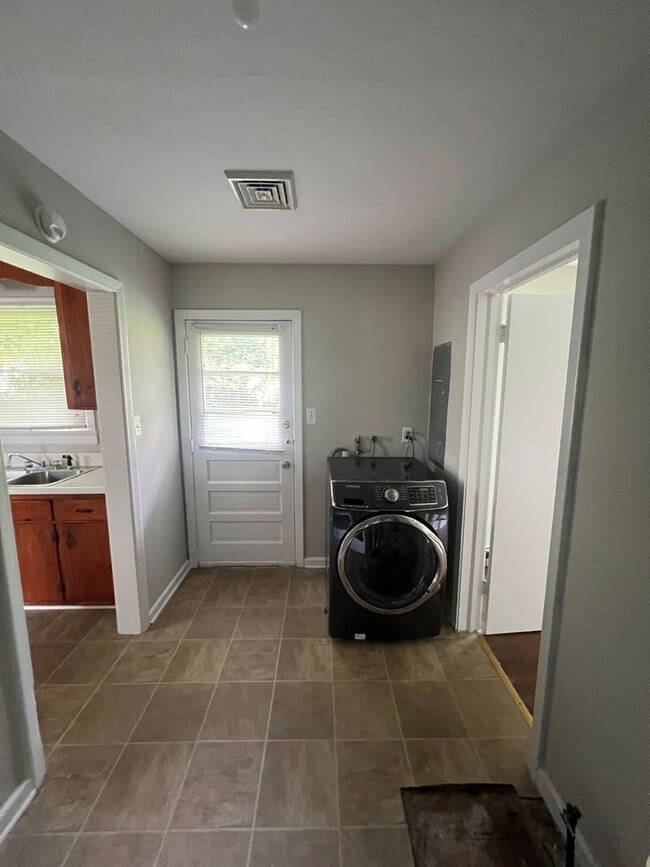 Building Photo - Very Spacious 3 bdrm/1 bth House Located in Henrico's West End!!