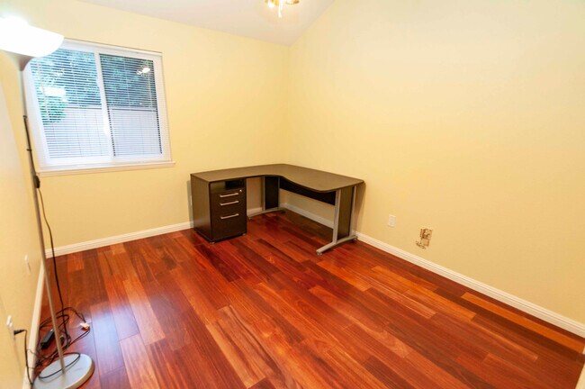 Building Photo - Quiet and Spacious 2 story townhouse in be...