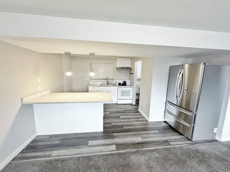 Building Photo - 15093 E 11th Ave