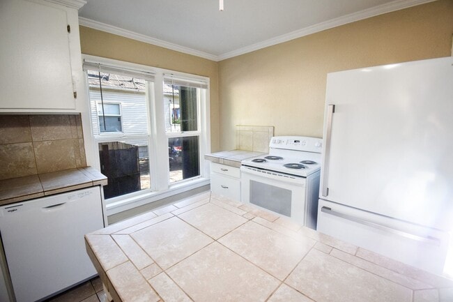 Building Photo - Beautiful 4 Bed 2 Bath Home in NE Portland!