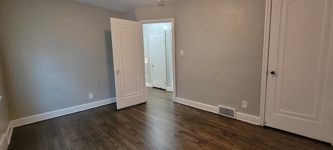 Building Photo - 9901 Yorkshire Rd