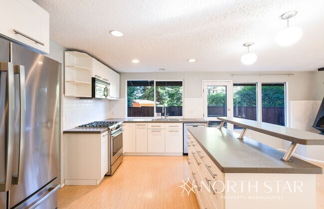 Building Photo - Charming One Level Home In The Four Season...