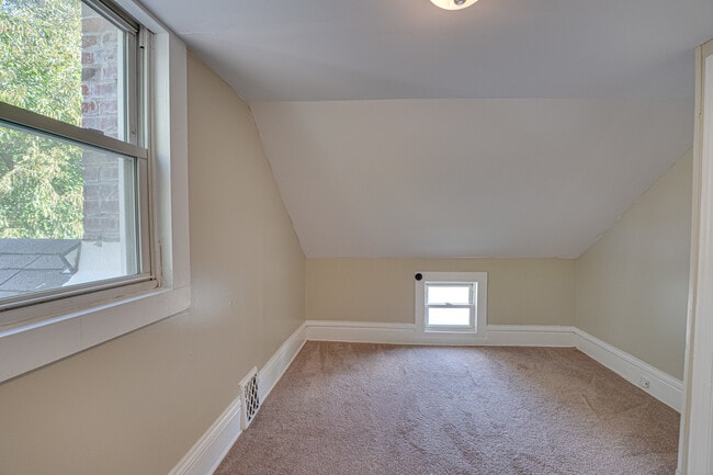Building Photo - 570 5th Ave