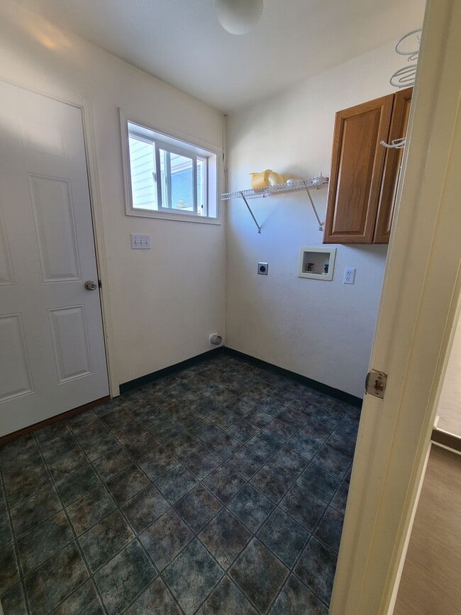 Building Photo - 2 bedroom with an amazing garage