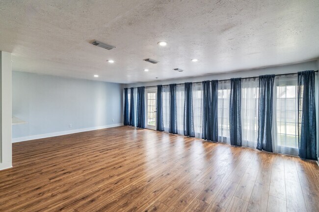 Primary Photo - 3939 Knollcrest Dr