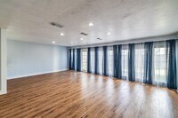 Building Photo - 3939 Knollcrest Dr