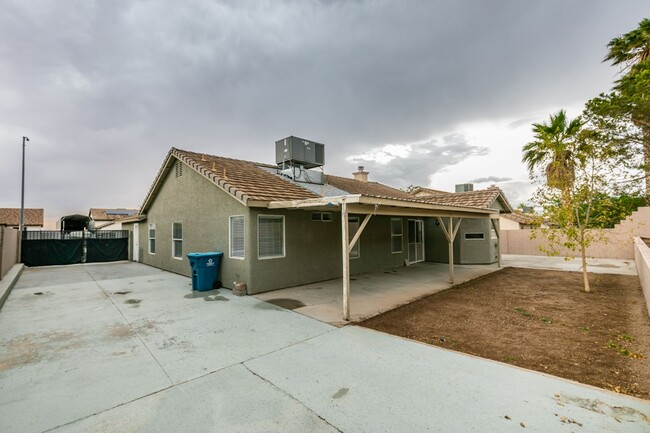 Building Photo - Upgraded 4 bedroom home near Horizon Dr. &...