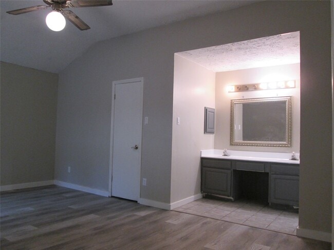 Building Photo - 2506 Portland Dr