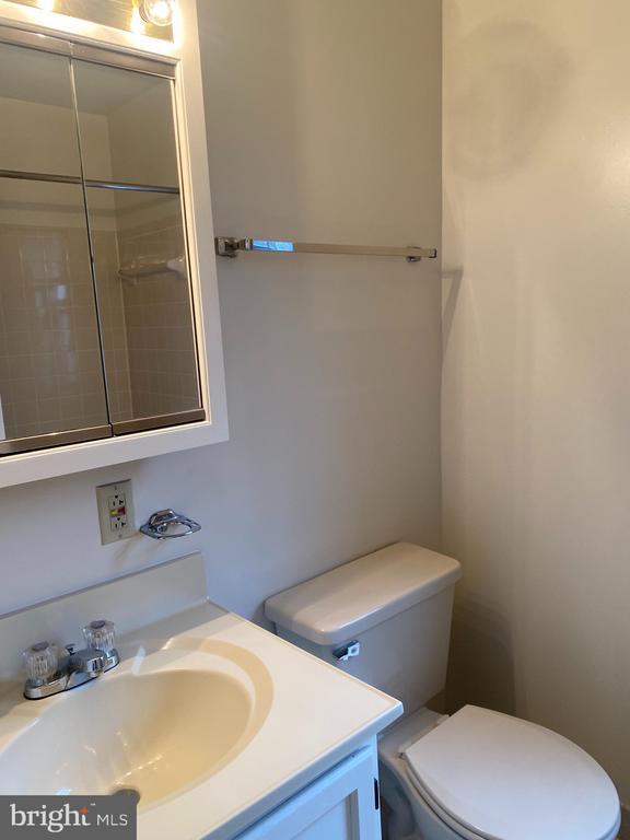 Building Photo - 1816 Queens Ln